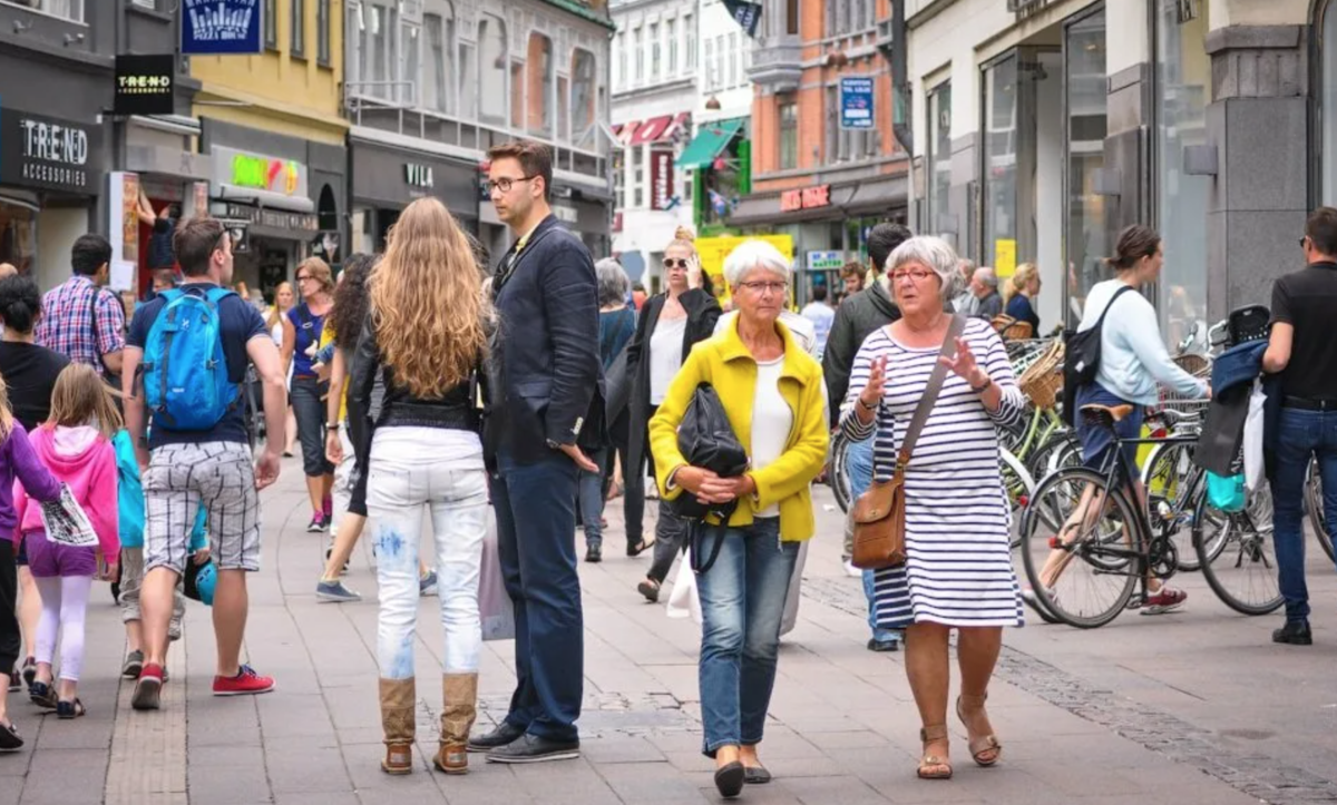 Человек на улице с разного. Жители Дании это датчане. Люди в городе. Люди на улице.
