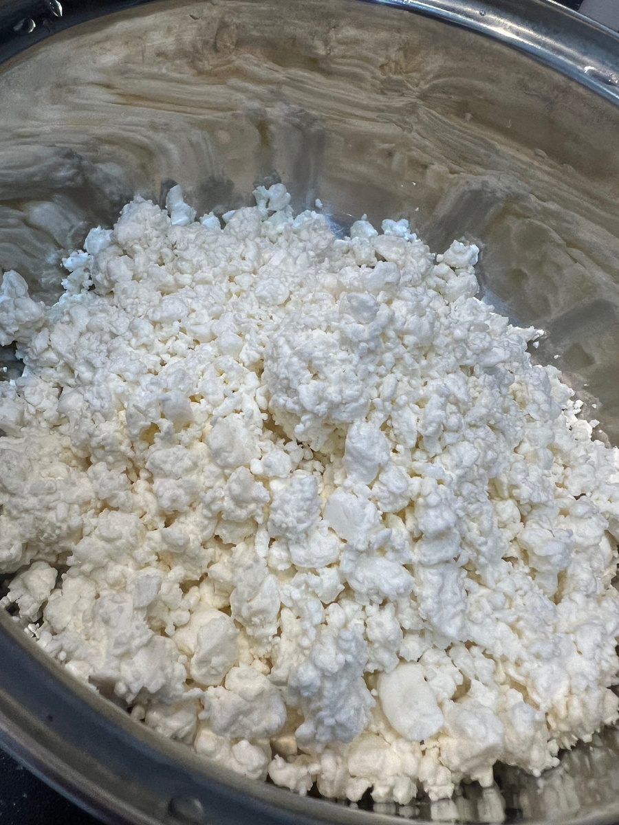 Берем творог в творог добавляем яйцо, сахар, сметану, кукурузный крахмал 