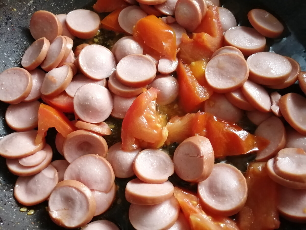 Этот раз сосиски порезала монетками. оттого кажется что сосисок тут чуть ли ни целая сковородка. 