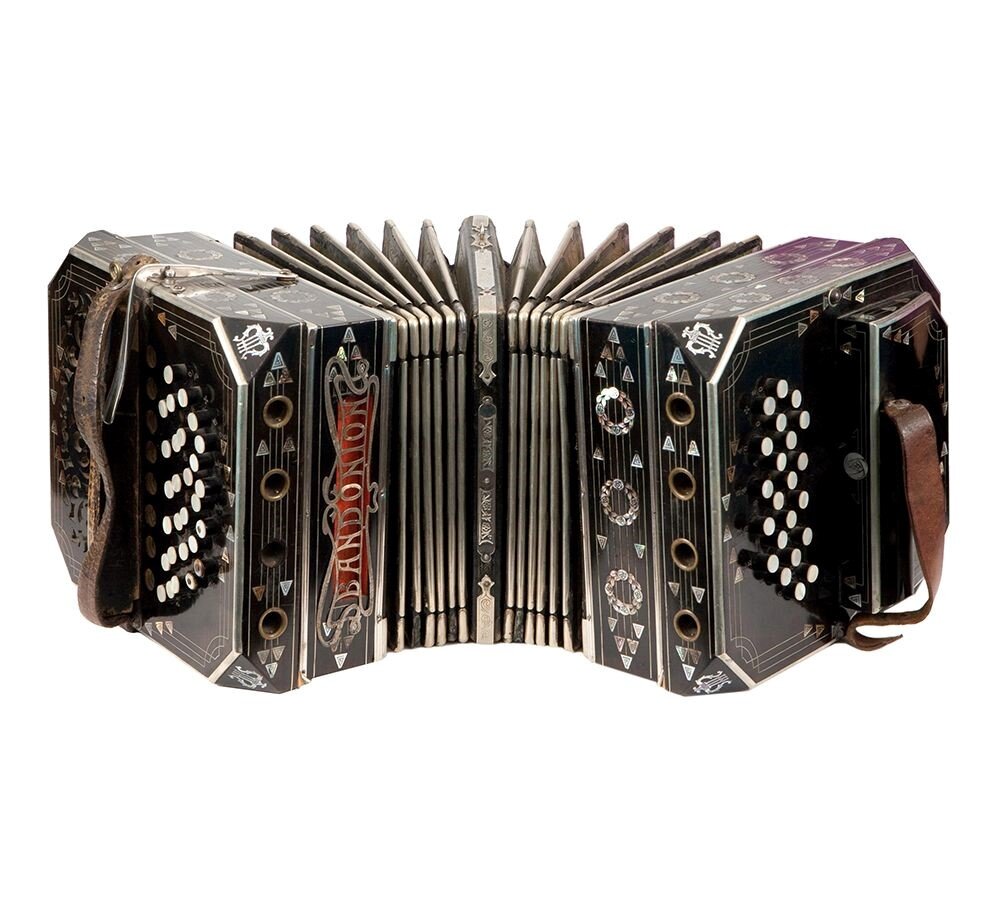 Бандонео́н, первая треть ХХ в. Российский национальный музей музыки (Источник изображения: https://music-museum.ru)