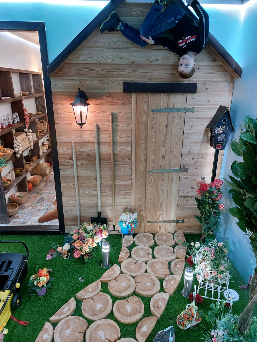 Лужайка перед входом в дом