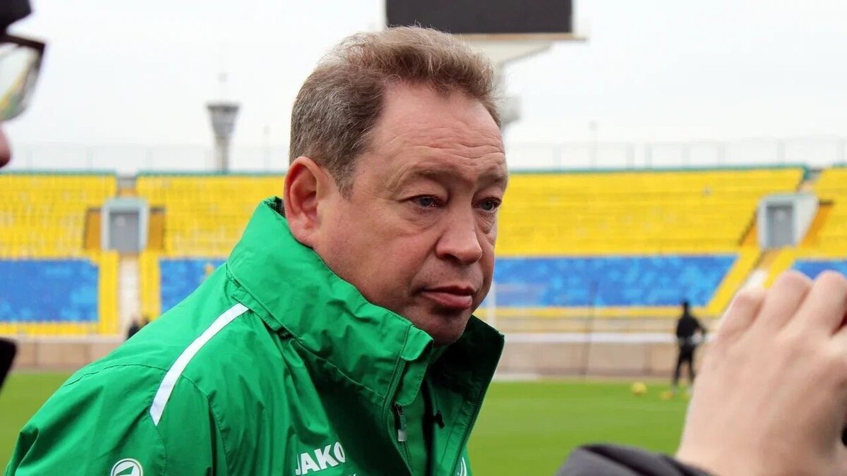     Бывший главный тренер казанского «Рубина» Леонид Слуцкий высказался о возможной игре клуба в Российской премьер лиге (РПЛ). Своим мнением он поделился во время программы «Коммент.Шоу».