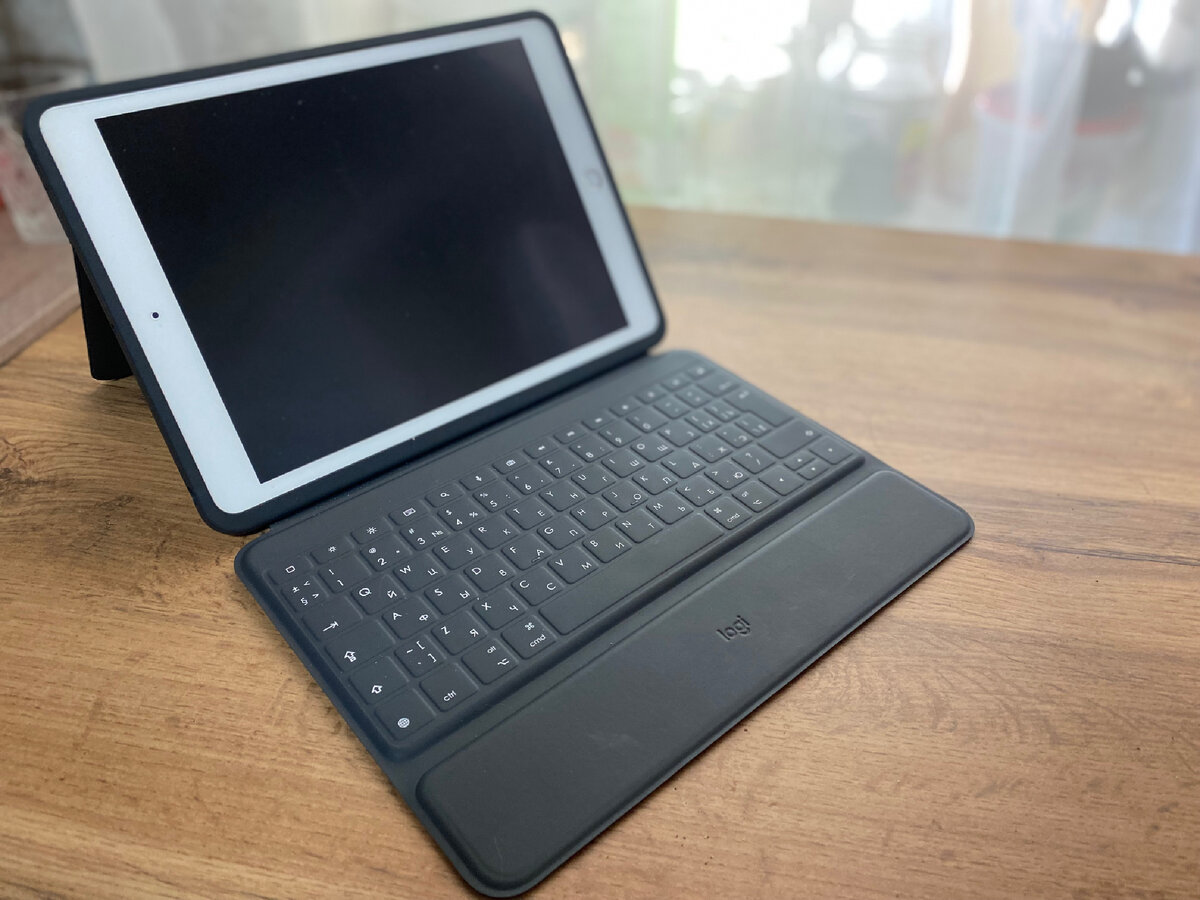 Мой планшет в чехле-клавиатуре (кто бы знал как тяжело его доставать)