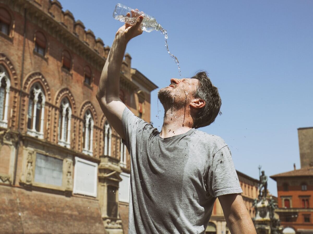    Мужчина обливает лицо холодной водой, чтобы остыть© iStock.com / tomazl