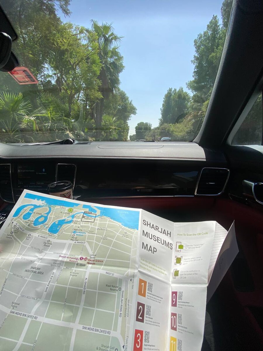 На фото путеводитель по музеям Шарджи: его дают при посещении одного из них и обновляют каждый год
