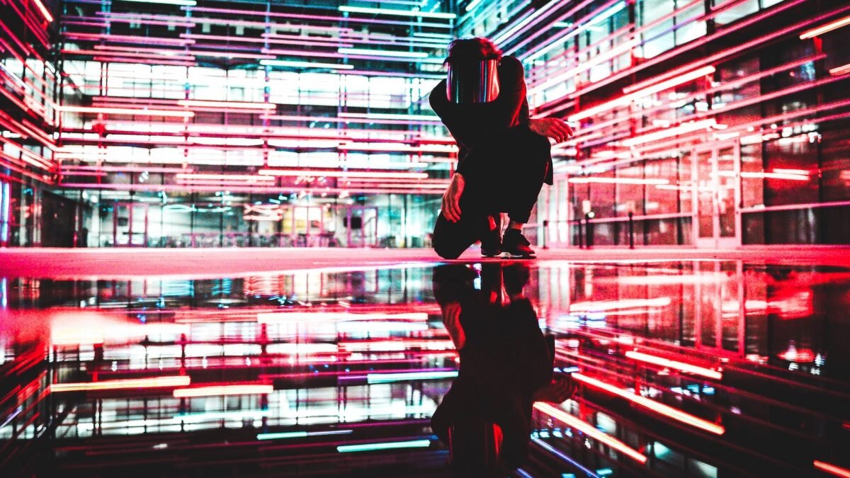    Фото: Drew Dizzy Graham / Unsplash Август Макаров