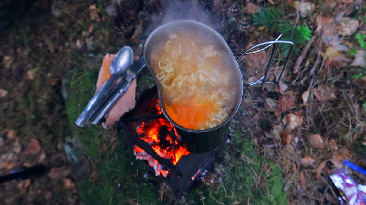 Самое простое-вскипятить воду и заварить дошик. 