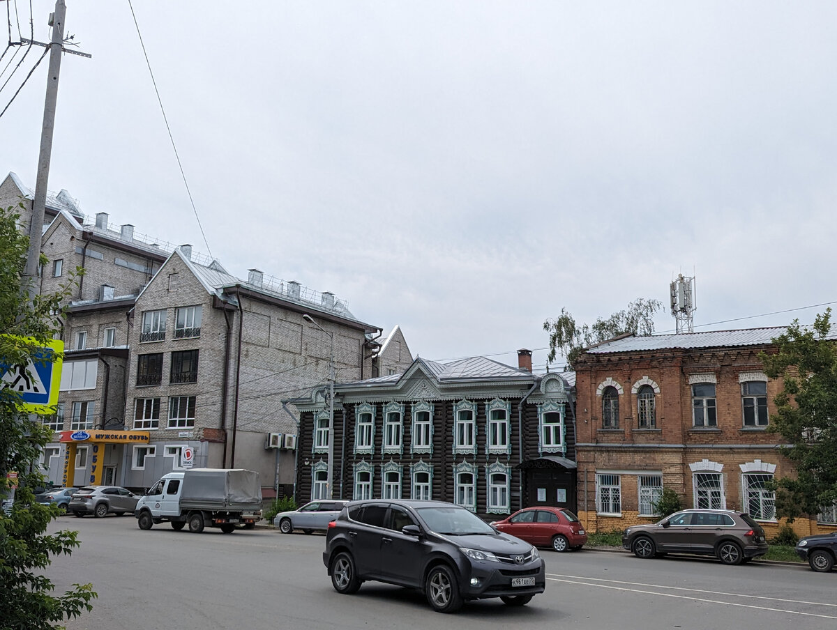 Томск, базовая станция (справа) находится на уровне окон близлежащего дома (фото Content Review)