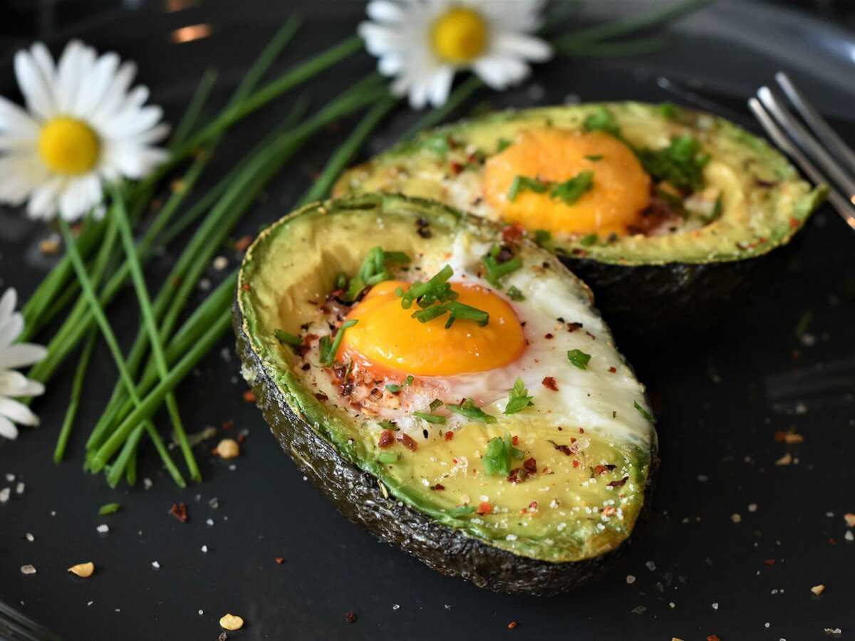 Яйцо в авокадо