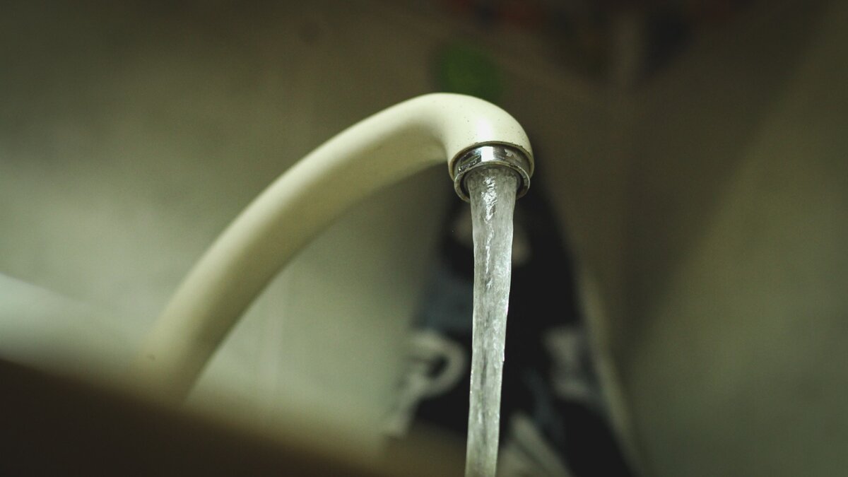     Горячую воду отключают в несколько этапов: чтобы найти аварийные участки, провести ремонт и сделать заключительную проверку готовности теплосетей. Об этом мэрия города сообщила в своем канале.