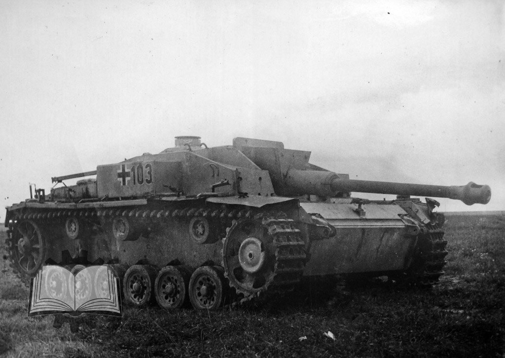 StuG 40 Ausf.F/8 на НИБТ Полигоне, 1943 год. Из штурмового орудия САУ стала ярко выраженным истребителем танков. Советская программа средних штурмовых САУ совершила схожую трансформацию.