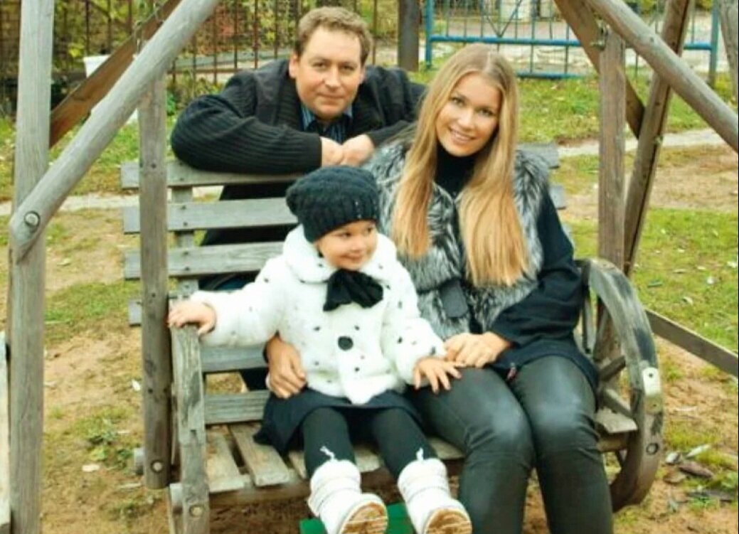 Владислав Дужников и Кристина Бабушкина с дочкой в молодости 