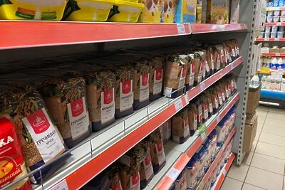    Упаковки гречки в Дикси ©Мария Сальникова РИАМО