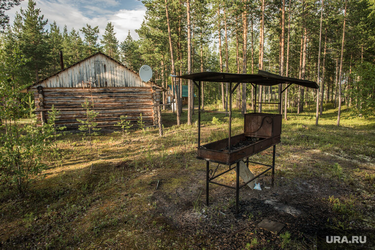    Выставленная на продажу база находится на берегу Второго озера