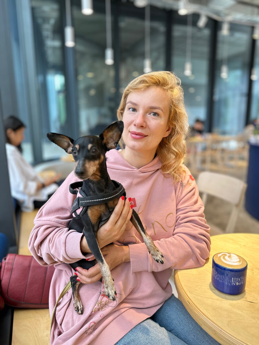 Я и Нора в кафе на раёне