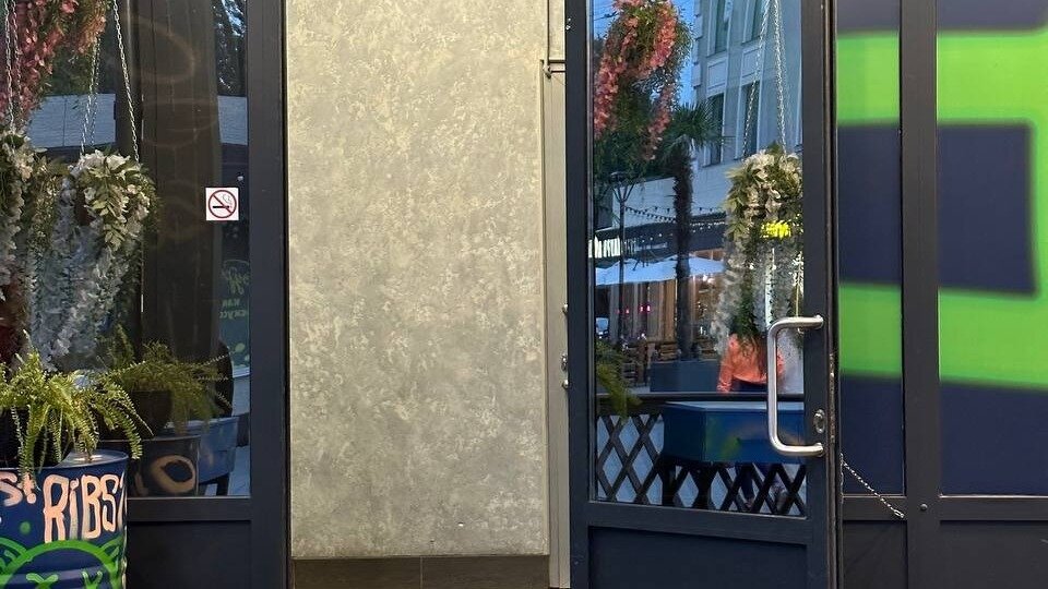     Бар «Святые ребрышки» объявил о закрытии. На его месте появится новое заведение.