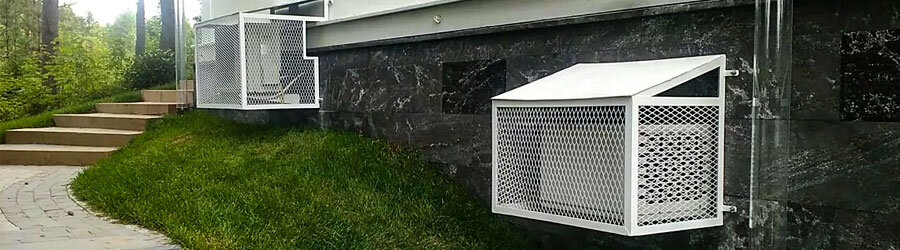 На фото: Защитный короб для кондиционера