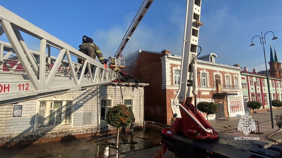     Правоохранители на видео обнаружили странного мужчину, который мог поджечь здание, сообщил телеканал UTV 27 июля.