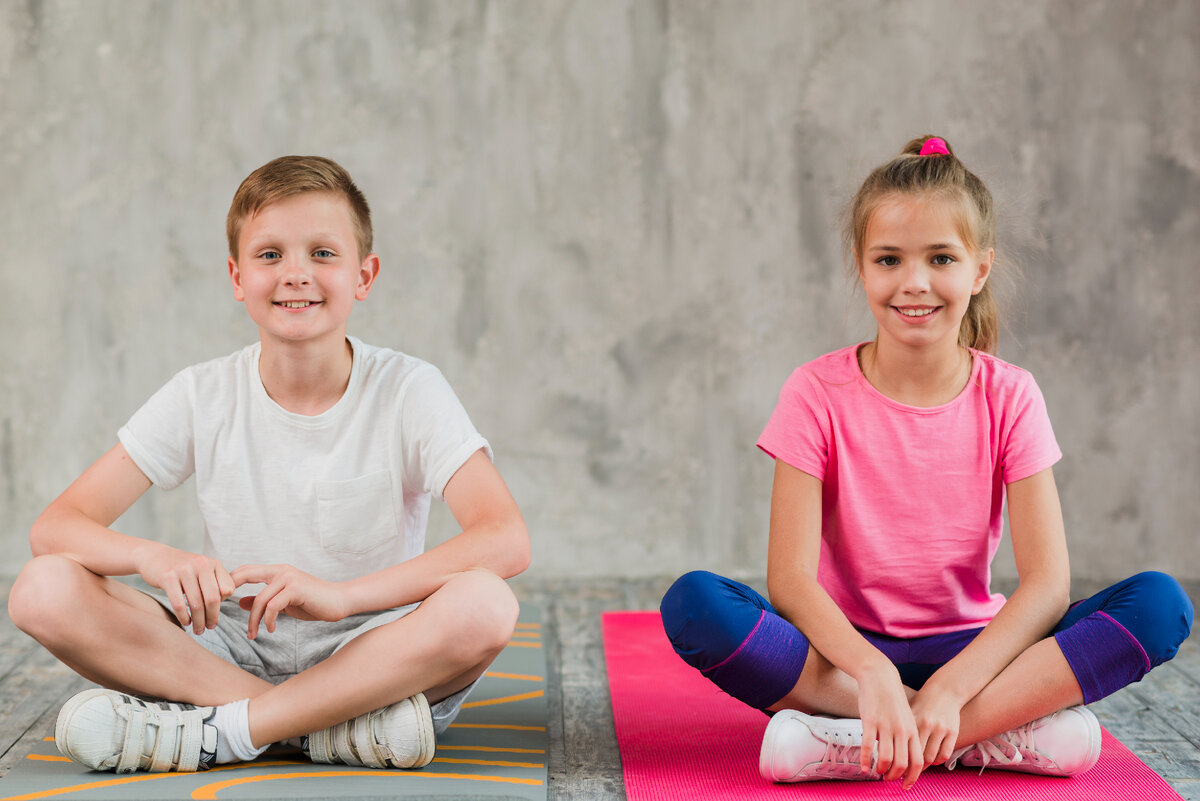 Изображение от <a href="https://ru.freepik.com/free-photo/portrait-of-a-smiling-girl-and-boy-sitting-on-exercise-mat-with-their-crossed-legs-in-front-of-wall_4822582.htm#query=%D1%81%D0%BF%D0%BE%D1%80%D1%82%D0%B8%D0%B2%D0%BD%D1%8B%D0%B9%20%D0%BA%D0%BE%D1%81%D1%82%D1%8E%D0%BC%20%D0%B4%D0%B5%D1%82%D0%B8&position=24&from_view=search&track=ais">Freepik</a>