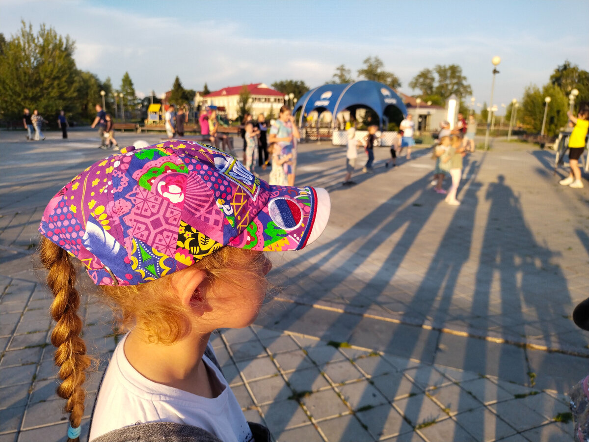 Вика едет