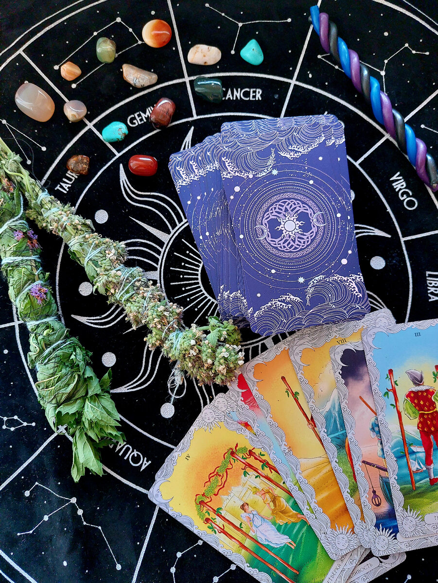 Что это такое? Это пучки травушки муравушки которые перевязываются нитями и благополучно идут в своё дело)Такие пучки используют по разному, для очищения помещения, для ритуалов, для целительства, для хранения как защита  и т.д.Как создать такую скрутку ? Собираем травки, укладываем и не плотно связываем. Подвешиваем их в тёплом и хорошо проветриваемом месте для  высыхания. Нити нужно периодически подтягивать, чтобы после высыхания  наша скрутка не рассыпалась. Скрутка из шалфея Дым отгоняет негативные энергии образовавшиеся вследствие ссор, тяжелых эмоциональных переживаний, возвращает силы и радость. Очищает пространство хорошо разрушая, в равной степени, и ментальные и эмоциональные вредные формы. Скрутка из можжевельникаЭто важнейший атрибут, который используют ведьмы и шаманы. Этот аромат оказывающий расслабляющее и успокаивающее действие на человека, считается очистительным. Скрутка из полыниПолынь использовалась издревле как оберег дома, успокаивающая раздражения и лечебная трава в различных отварах и травяных смесях, дым и аромат полыни снимает волнения и беспокойства. Скрутка из Иван чая. Он почистит и поцелит, поможет избавиться от пустых мыслей, застоя, депрессии. Ведает знахарством и природной магией.Надеюсь вам было интересно почитать, а кому не интересно не жоптесь♥️