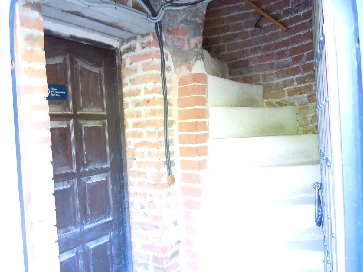 Продолжим экскурсию по кремлю. Это взгляд через стройку фуникулёра на участок с Часовой башней.-34