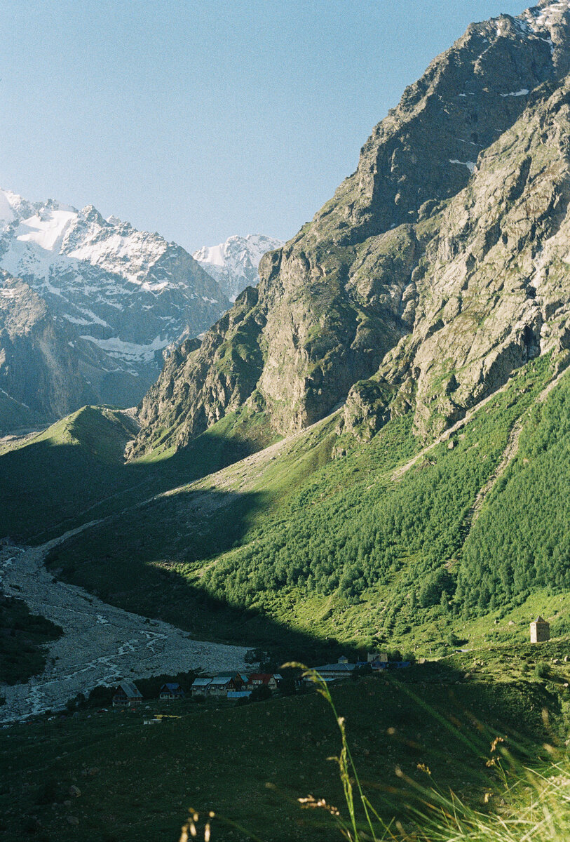 Вид на альплагерь с водопада Жигинджи