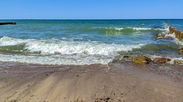 Идти по песку, наслаждаясь музыкой моря, свежим ветром и солнцем ...  оказывается это очень просто - найти себе занятие по душе ) ...   

Зеленоградск, Калининградская область ...   

  