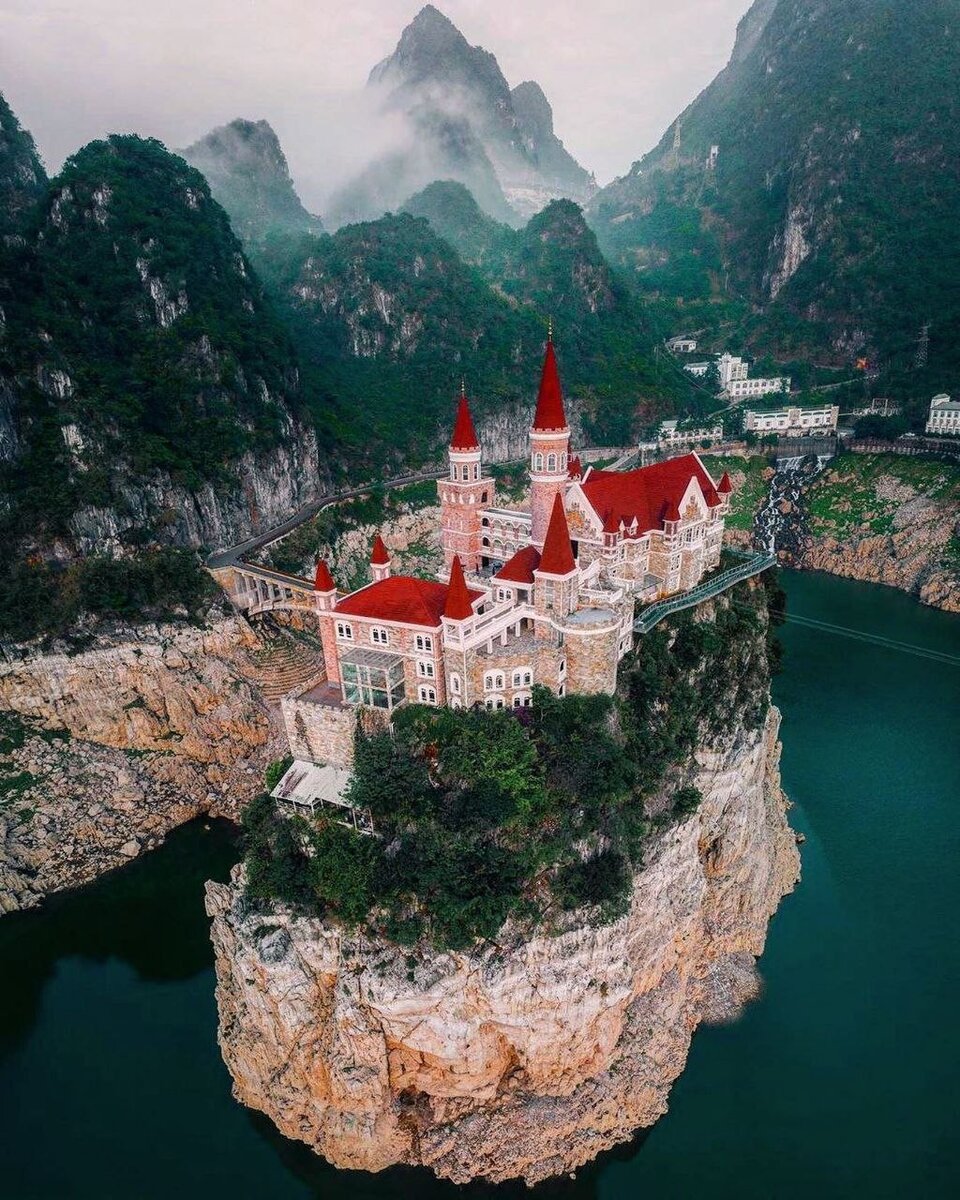 Изумительный Каменный Замок — Jilong Castle Country Club.