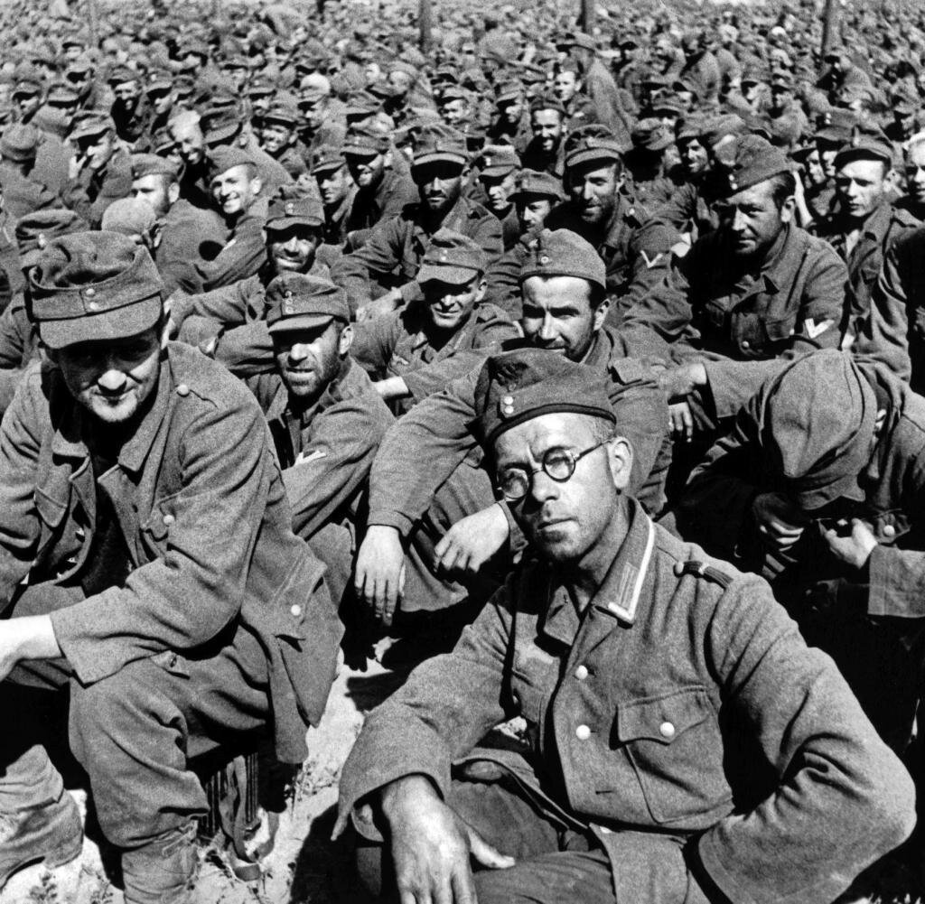 Пленные. Источник фото: https://mixyfotos.ru/фото-пленные-немцы-и-русские/