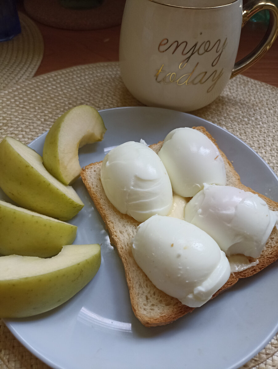 За белок отвечают яйца,за углеводы -хлебушек, жиры-масло, яблоко-клетчатка