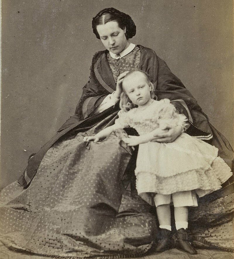 редкий кадр - королева Мария-Генриетта с дочерью