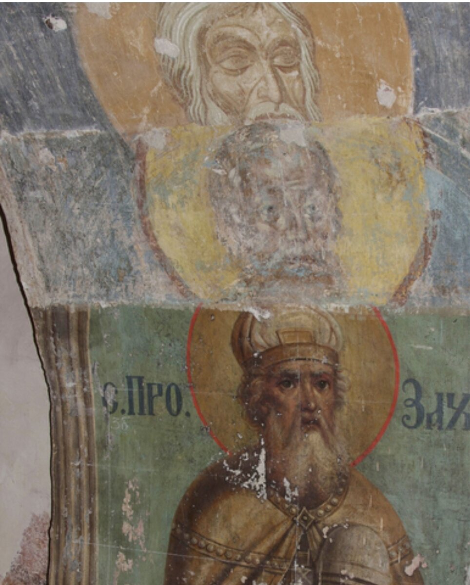 Видите, на фото три лика, один над другим?