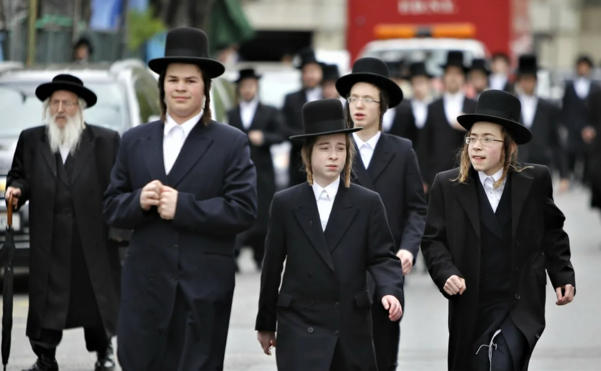 Ортодоксальный еврей кто это такие. Ортодоксальный иудаизм. Кудри у евреев на висках. Ортодоксальный еврей с длинными волосами.