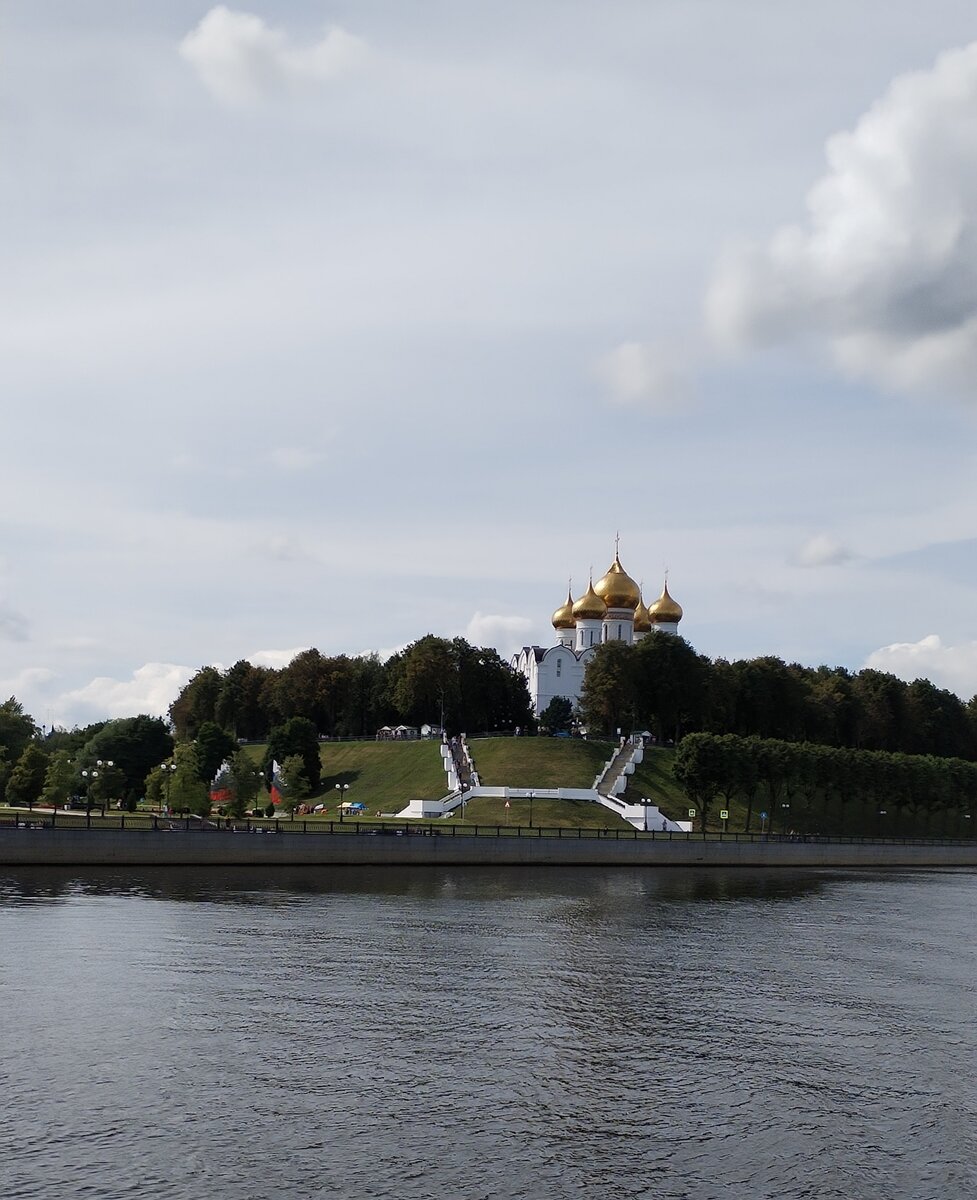 Вид на стрелку и Успенский собор 