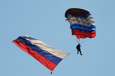    Военнослужащий Воздушно-десантных войск во время показательных выступлений на праздновании Дня ВДВ в 83-й отдельной гвардейской десантно-штурмовой бригаде в городе Уссурийске. ©Виталий Аньков РИА Новости