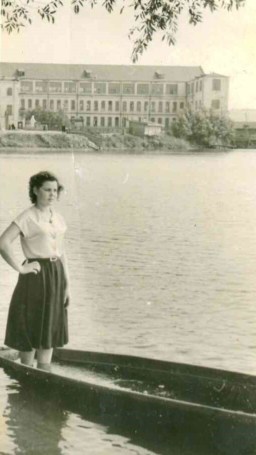 Роза Александровна Смирнова - ветеран Арамильской суконной фабрики, фото 50-х гг. ХХ века напротив фабрики