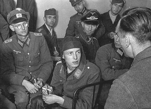 Генрих фон Эйнзидель (в центре) был сбит 30 августа 1942 года на Восточном фронте и попал в советский плен.