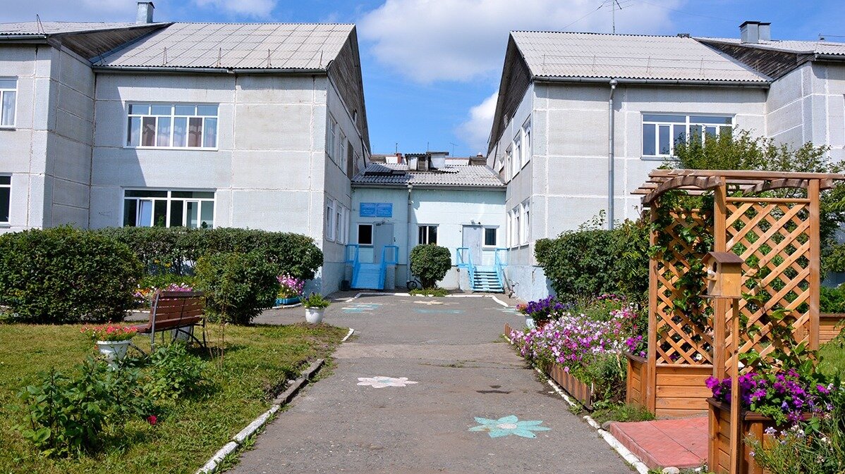     В Саяногорске младший воспитатель детского дома «Ласточка» упала со стремянки и повредила поясницу. Сейчас с девушкой все хорошо — она идет на поправку.