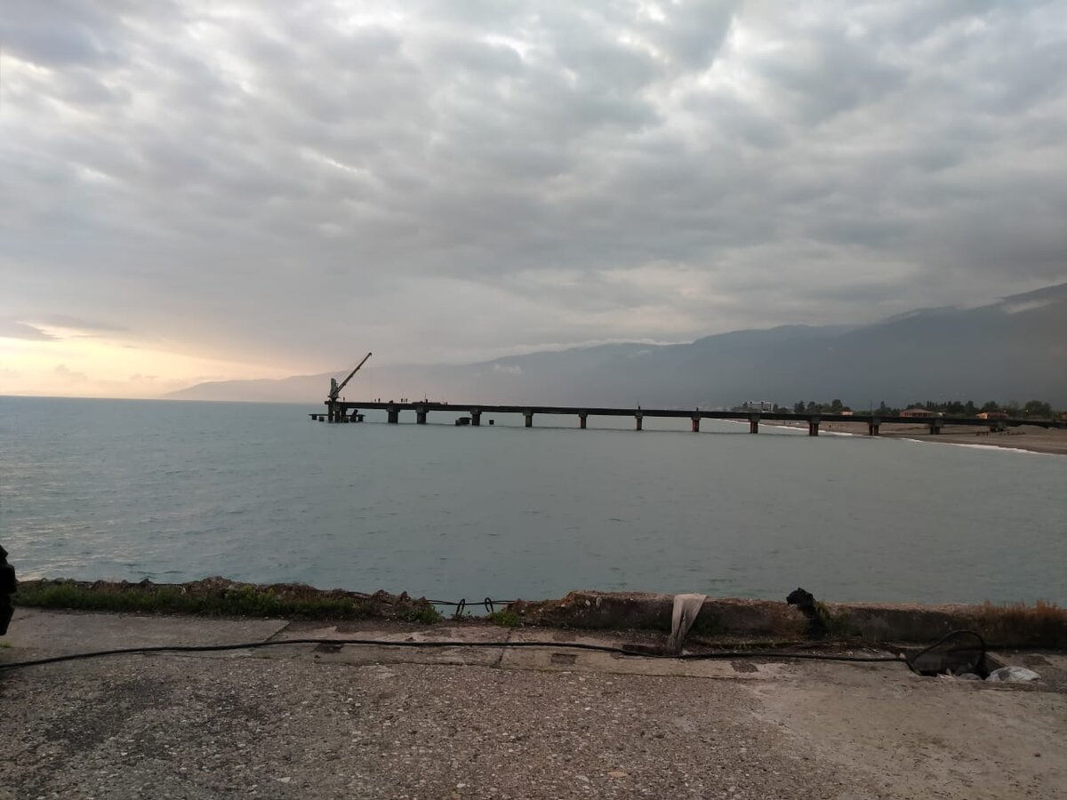 Пирс в посёлке цитрусовый. На горизонте Гагра.