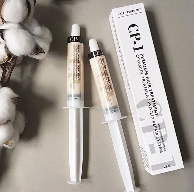 Сегодня я хочу рассказать вам о маске, которая очень известна в Instagram. Ее активно рекламируют многие бьюти-блогеры, о ней ведутся споры. Кто-то от нее в восторге, а кто-то не видит никакого эффекта. ⠀
Это маска от Esthetic House CP-1 Ceramide Treatment Protein Repair System. ⠀
⠀•Она выпускается в формате пробников, флаконе-"шприце" и полноразмерной тубе