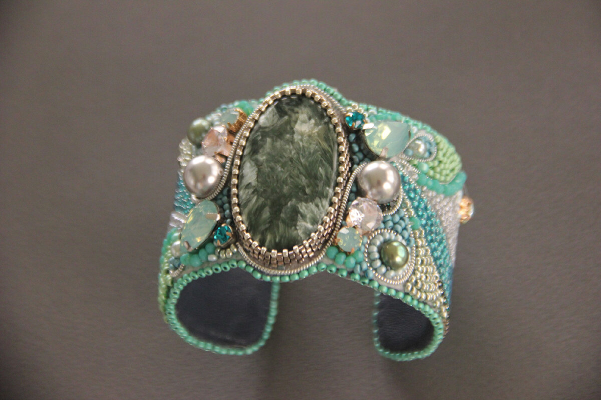 Еще один прекрасный браслет с серафинитом. Источник: Pinterest