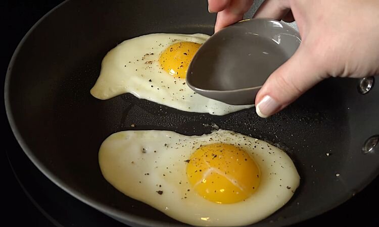 Яйцо на воде в сковороде. Яичница. Яичница с жидким желтком. Яичница с желтком не жидким. Жидкое яйцо на сковороде.