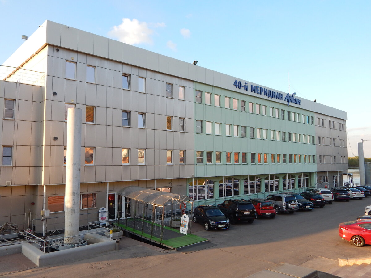 отель "40-й меридиан Арбат" в историческом центре города. Около здания есть большая парковка для машин гостей