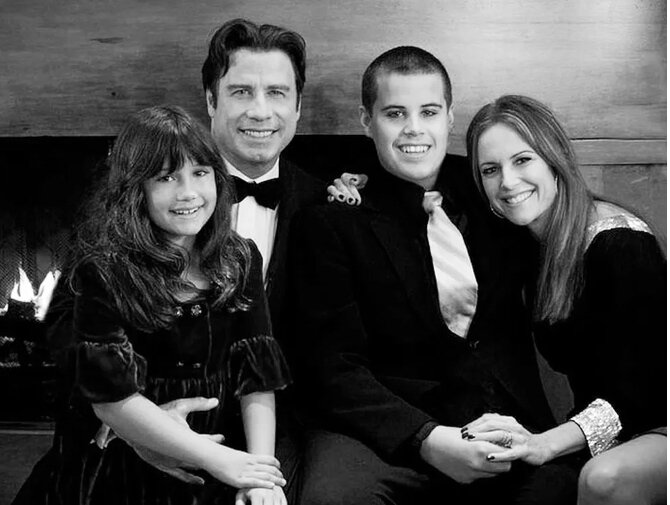 Джон Траволта с семьёй 