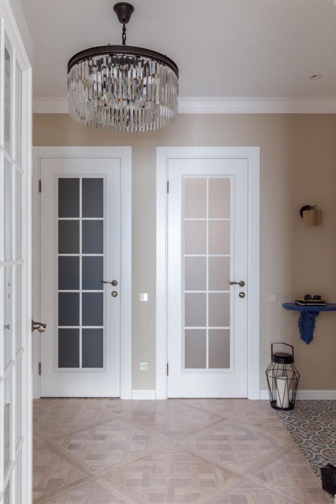 Молодая женщина приобрела эту квартиру в Краснодаре для своей мамы — женщины средних лет с изысканными вкусами. Воплотить их в жизнь взялась местная студия дизайна интерьеров — BonTon.-26