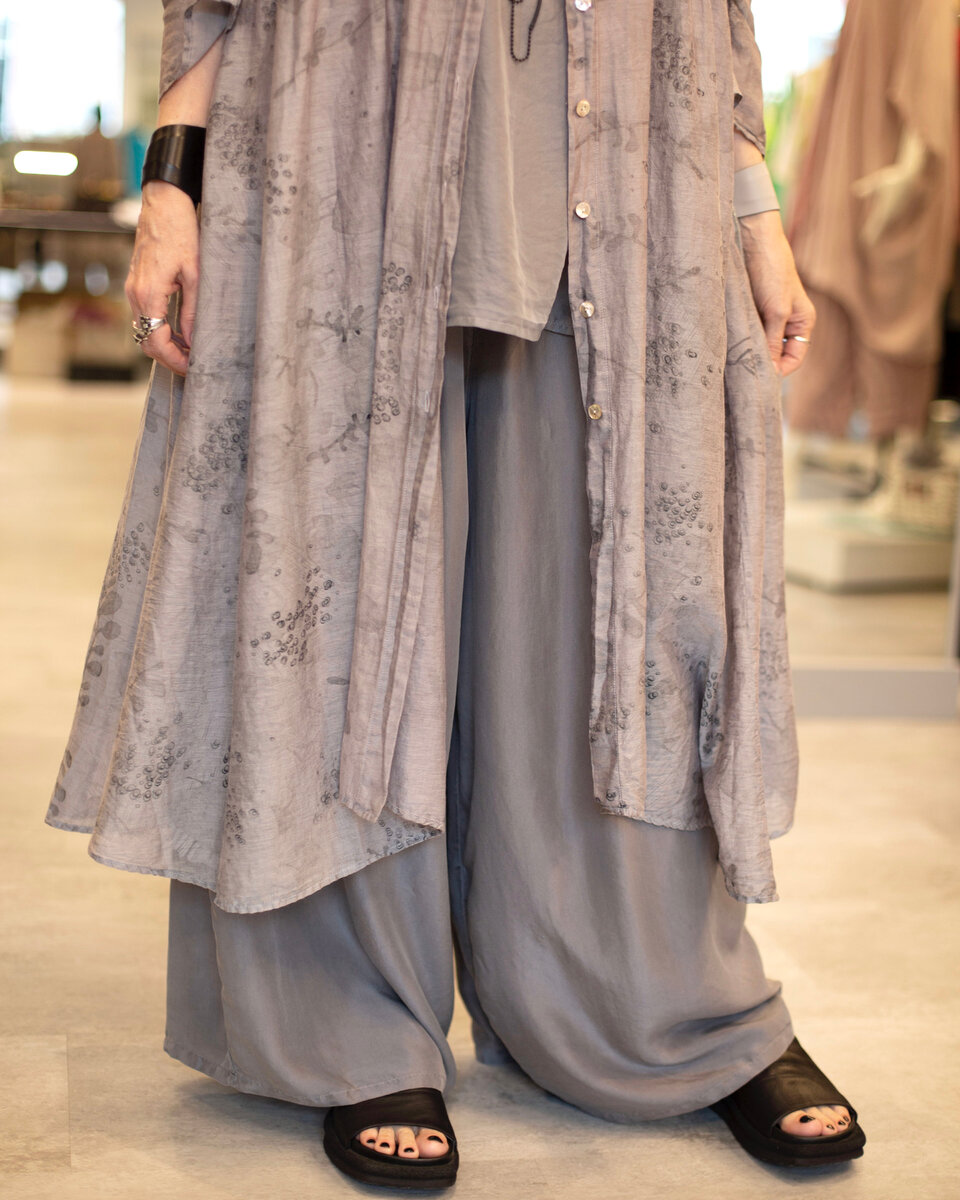 GRIZAS использует эти два цвета в своих коллекциях, чтобы создать экстравагантные и удивительно красивые наряды.