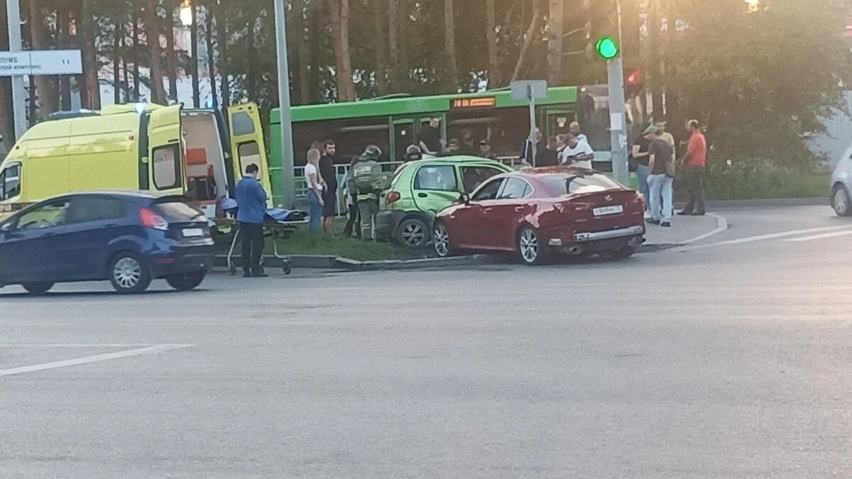 В Тюмени Lexus протаранил легковушку и вылетел в толпу пешеходов |  nashgorod.ru | Дзен