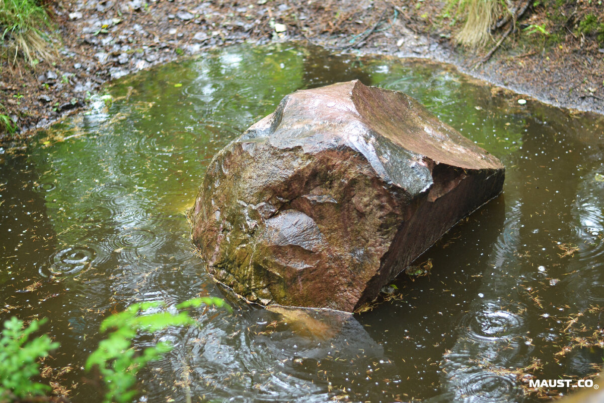 Змеиный камень - большой ограненный валун, лежащий среди Шатурских лесов и болот.Крайне необычный для данной местности. Одна из граней камня имеет особенность: ее неровности похожи на следы от множества змей... Подчеркивая легенду о местном языческом змеином боге "Ур" . По одной из версий, камень являлся алтарем древнего святилища финно-угорских племен.  