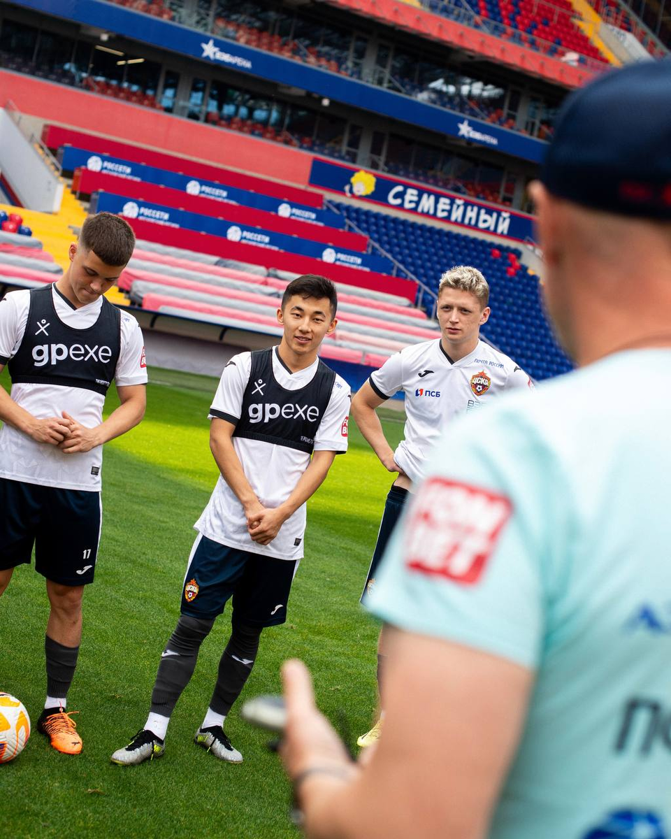 Главный тренер приветствует новичка. Фото из клубных соцсетей.